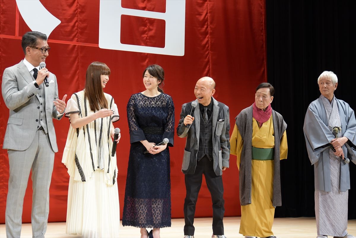 中井貴一、佐々木蔵之介ら『嘘八百』舞台挨拶に12人登壇「この舞台挨拶は正解？」