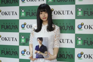 長濱ねる、ファースト写真集『ここから』お渡し会に登場