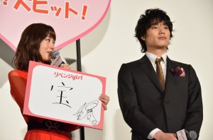『リベンジgirl』初日舞台挨拶に登壇した桐谷美玲、鈴木伸之