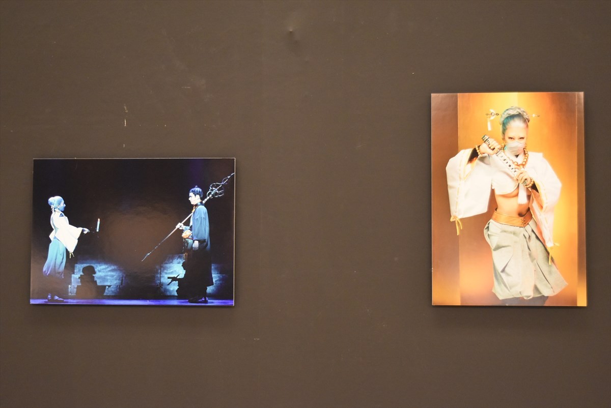 鈴木拡樹、崎山つばさらがナビゲート！『煉獄に笑う ～舞台×原作～展』開幕