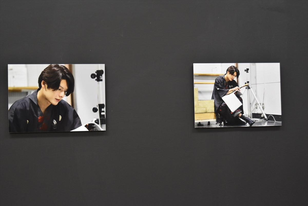 鈴木拡樹、崎山つばさらがナビゲート！『煉獄に笑う ～舞台×原作～展』開幕