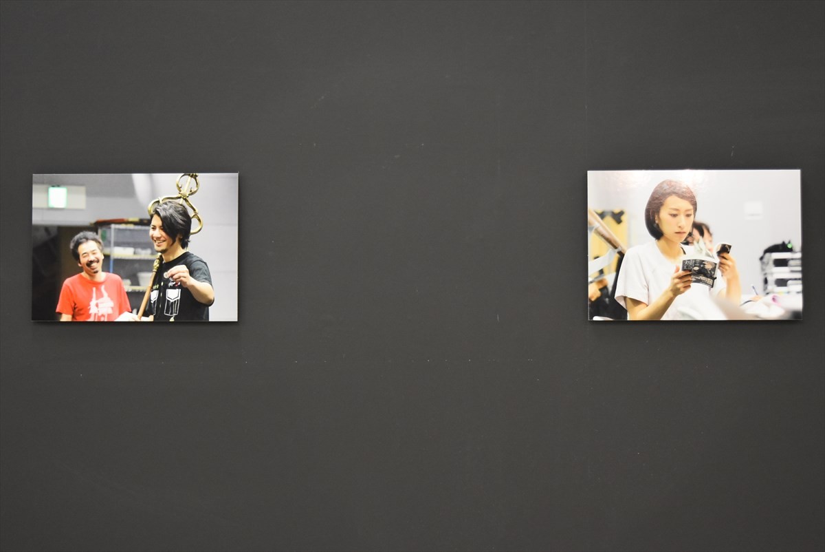 鈴木拡樹、崎山つばさらがナビゲート！『煉獄に笑う ～舞台×原作～展』開幕