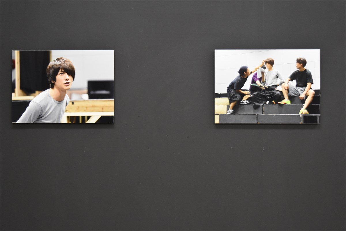 鈴木拡樹、崎山つばさらがナビゲート！『煉獄に笑う ～舞台×原作～展』開幕