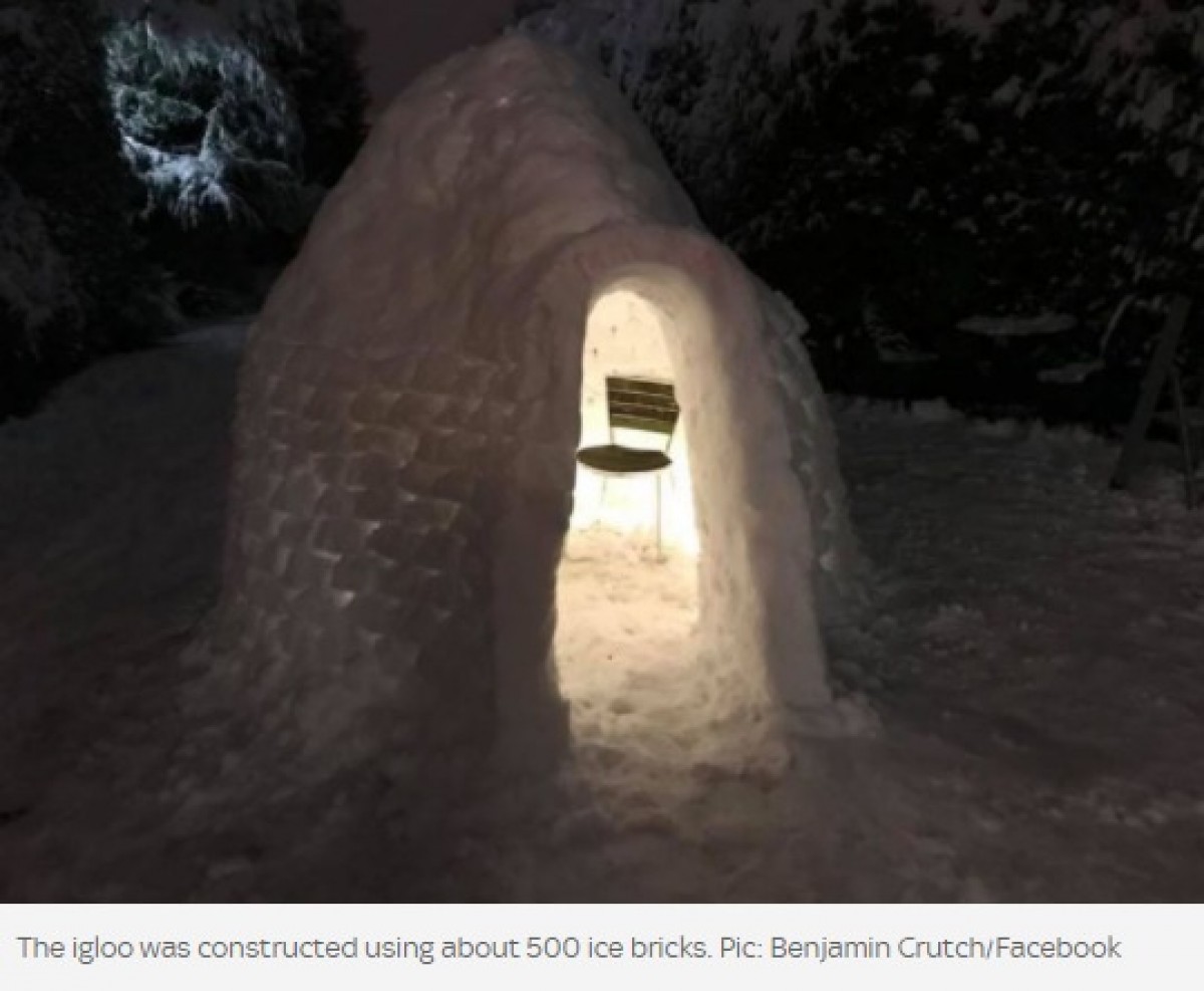 イヌイットの雪の家「イグルー」を、500個の雪のレンガで手作り