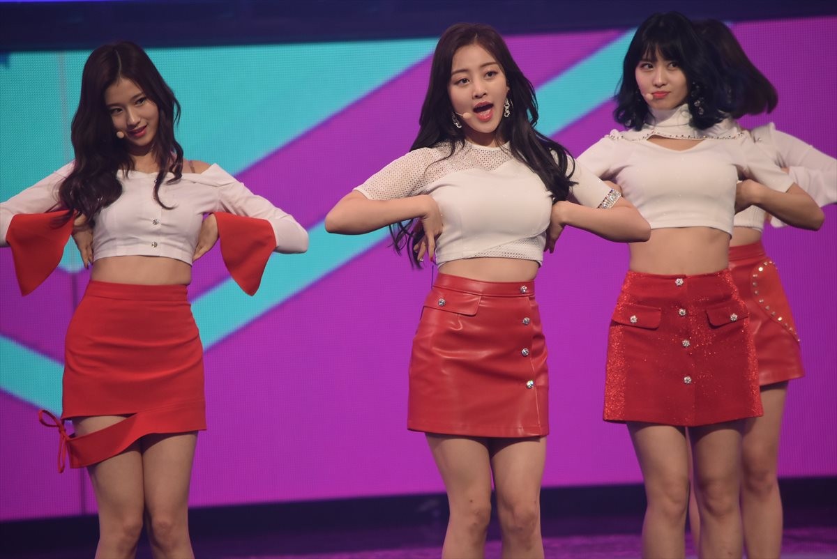 ＜紅白歌合戦＞TWICE、紅白を意識したミニスカートで美脚を披露「温かく見守って」
