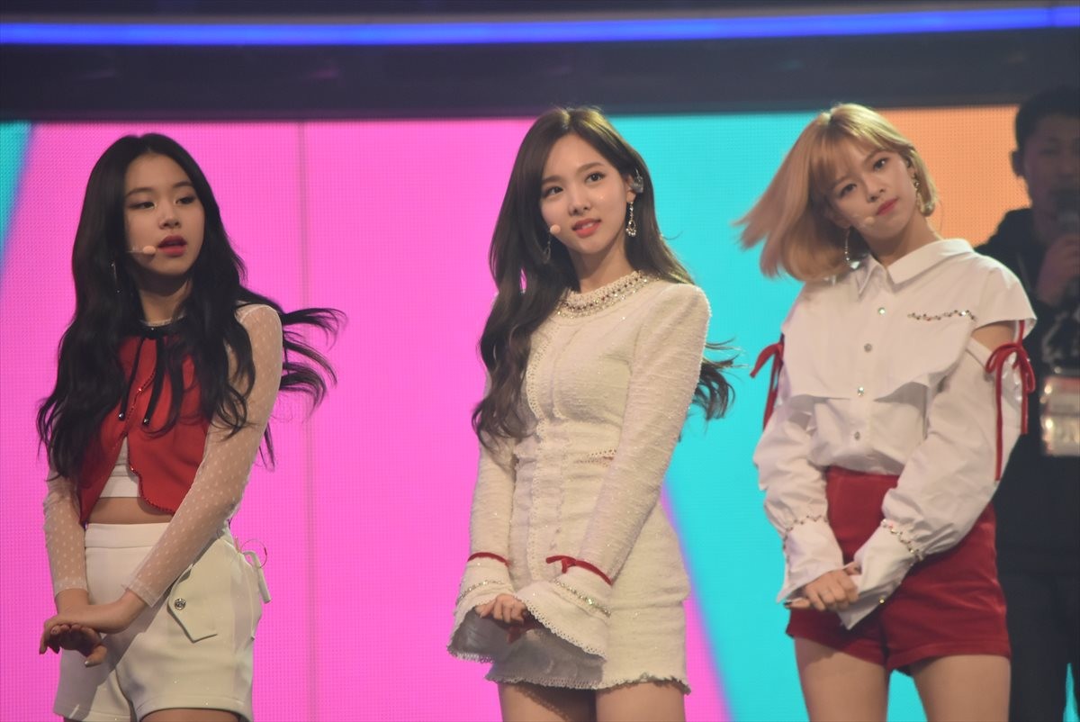 ＜紅白歌合戦＞TWICE、紅白を意識したミニスカートで美脚を披露「温かく見守って」