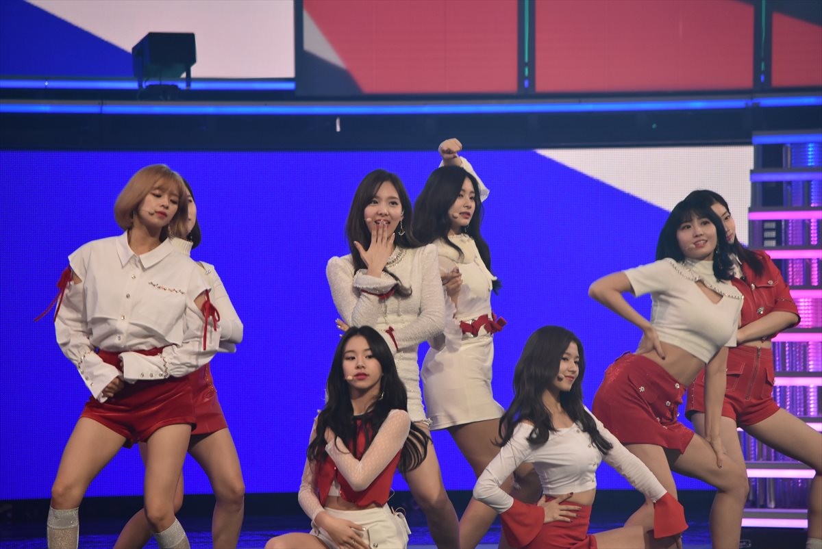 ＜紅白歌合戦＞TWICE、紅白を意識したミニスカートで美脚を披露「温かく見守って」