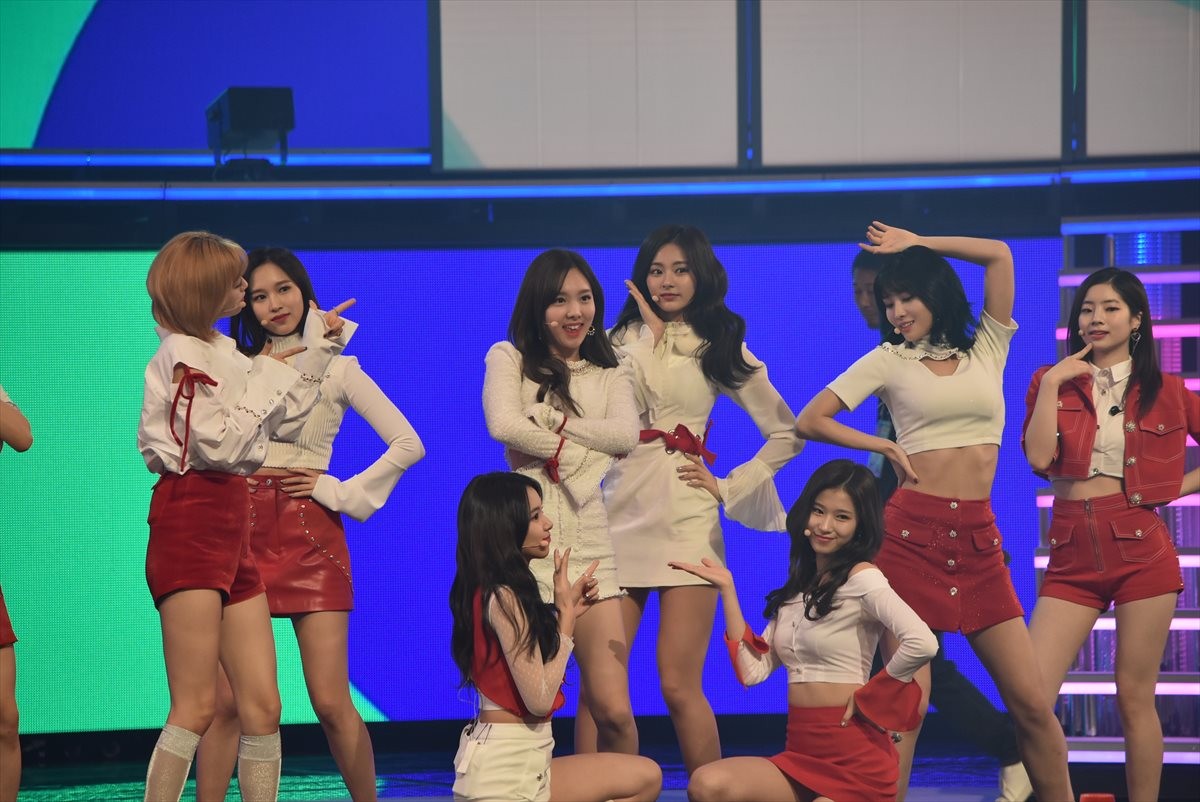 ＜紅白歌合戦＞TWICE、紅白を意識したミニスカートで美脚を披露「温かく見守って」