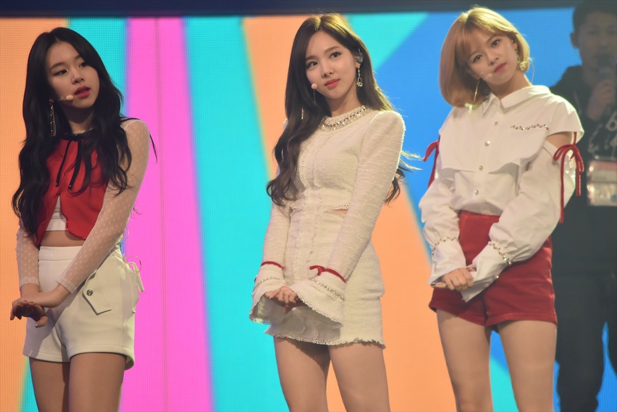 ＜紅白歌合戦＞TWICE、紅白を意識したミニスカートで美脚を披露「温かく見守って」