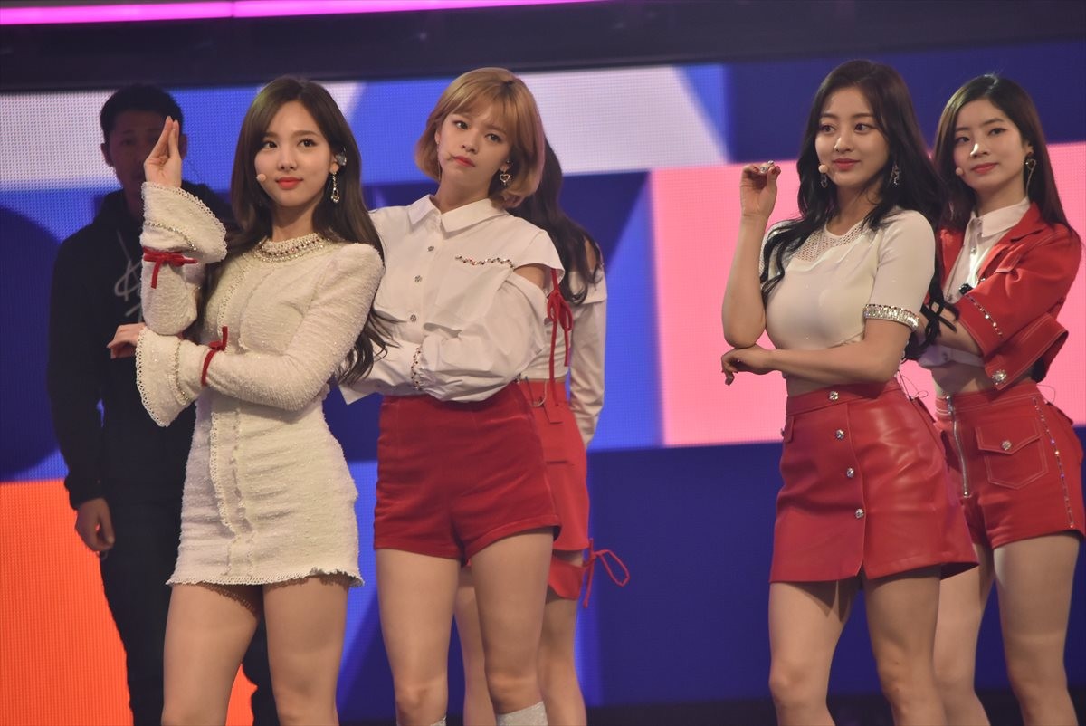 ＜紅白歌合戦＞TWICE、紅白を意識したミニスカートで美脚を披露「温かく見守って」