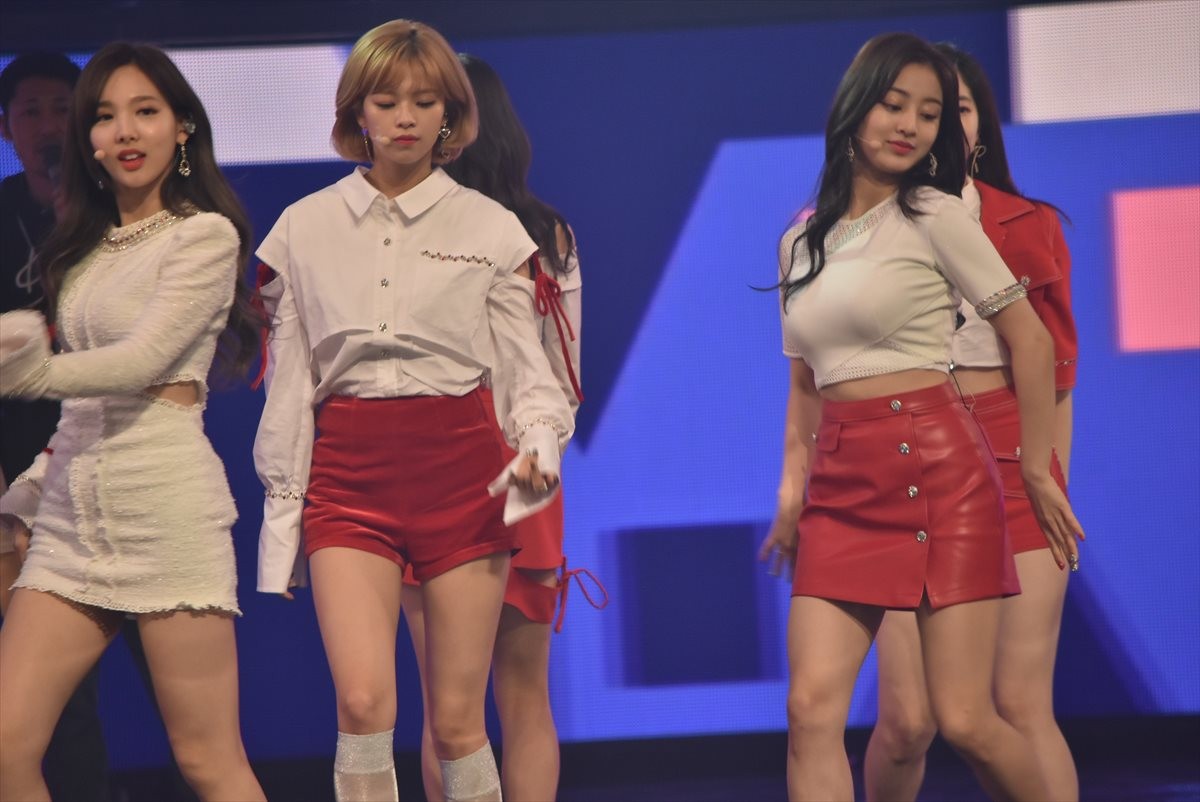 ＜紅白歌合戦＞TWICE、紅白を意識したミニスカートで美脚を披露「温かく見守って」