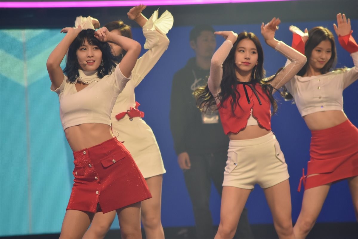 ＜紅白歌合戦＞TWICE、紅白を意識したミニスカートで美脚を披露「温かく見守って」