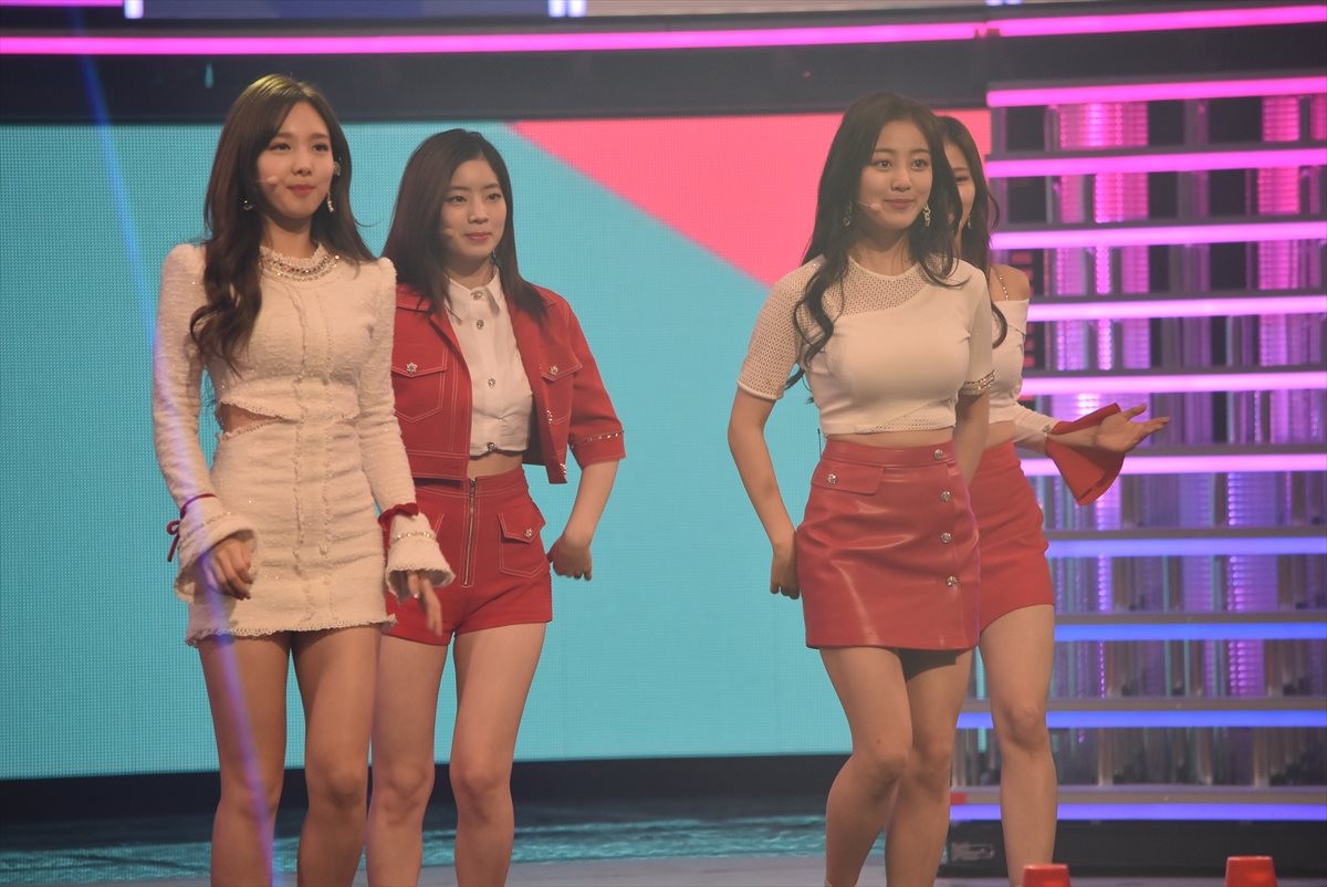＜紅白歌合戦＞TWICE、紅白を意識したミニスカートで美脚を披露「温かく見守って」