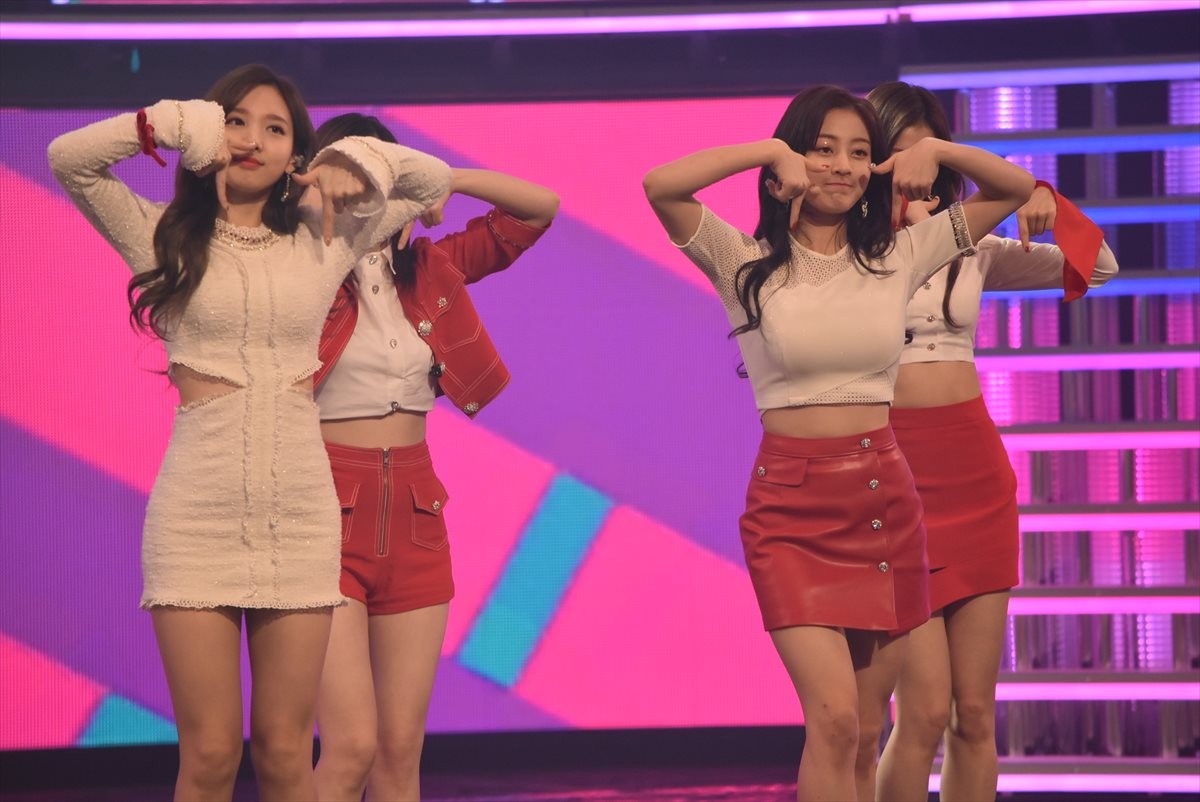 ＜紅白歌合戦＞TWICE、紅白を意識したミニスカートで美脚を披露「温かく見守って」