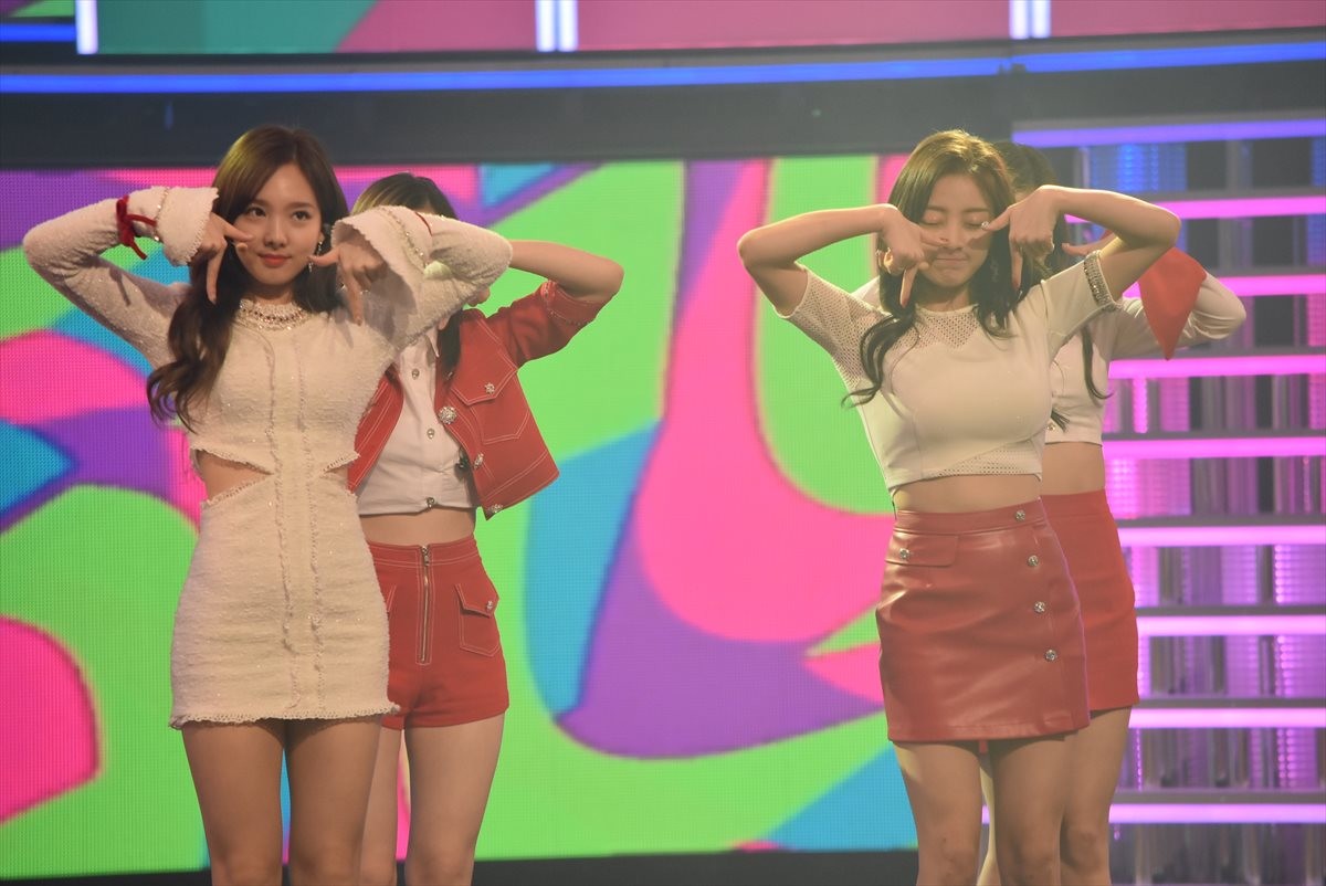＜紅白歌合戦＞TWICE、紅白を意識したミニスカートで美脚を披露「温かく見守って」