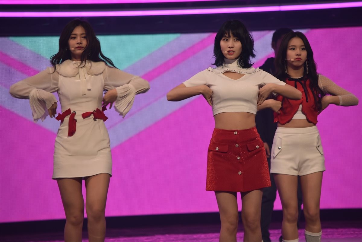 ＜紅白歌合戦＞TWICE、紅白を意識したミニスカートで美脚を披露「温かく見守って」