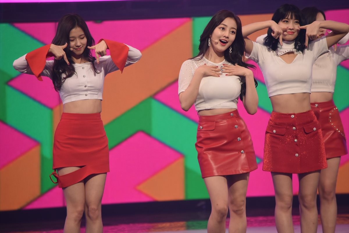 ＜紅白歌合戦＞TWICE、紅白を意識したミニスカートで美脚を披露「温かく見守って」
