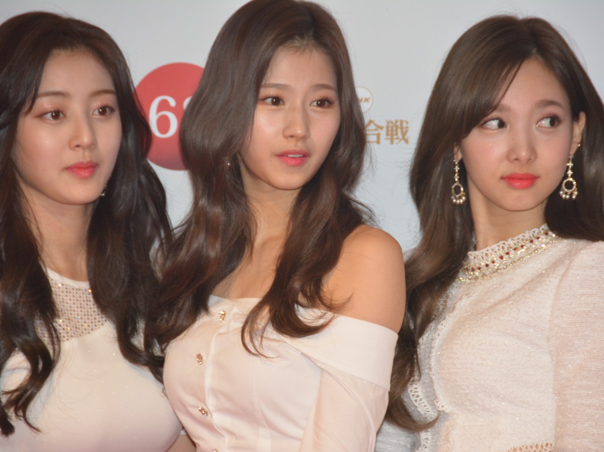 ＜紅白歌合戦＞TWICE、紅白を意識したミニスカートで美脚を披露「温かく見守って」