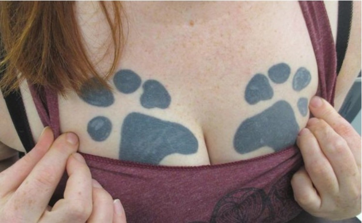 亡きペット犬の肉球を胸にタトゥーした女性、激しく後悔