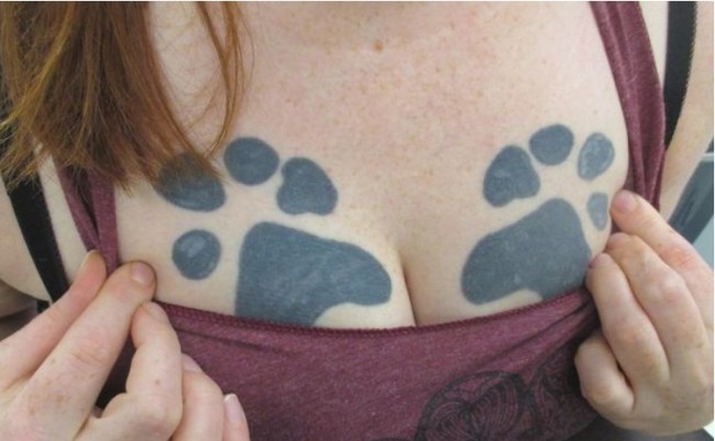 亡きペット犬の肉球を胸にタトゥーした女性、激しく後悔（※海外メディアMirror Onlineスクリーンショット）