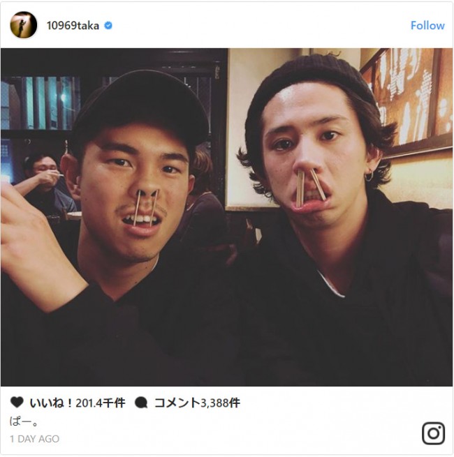 ワンオクTakaと井岡一翔が鼻楊枝で変顔2ショットを披露 ※「Taka」インスタグラム