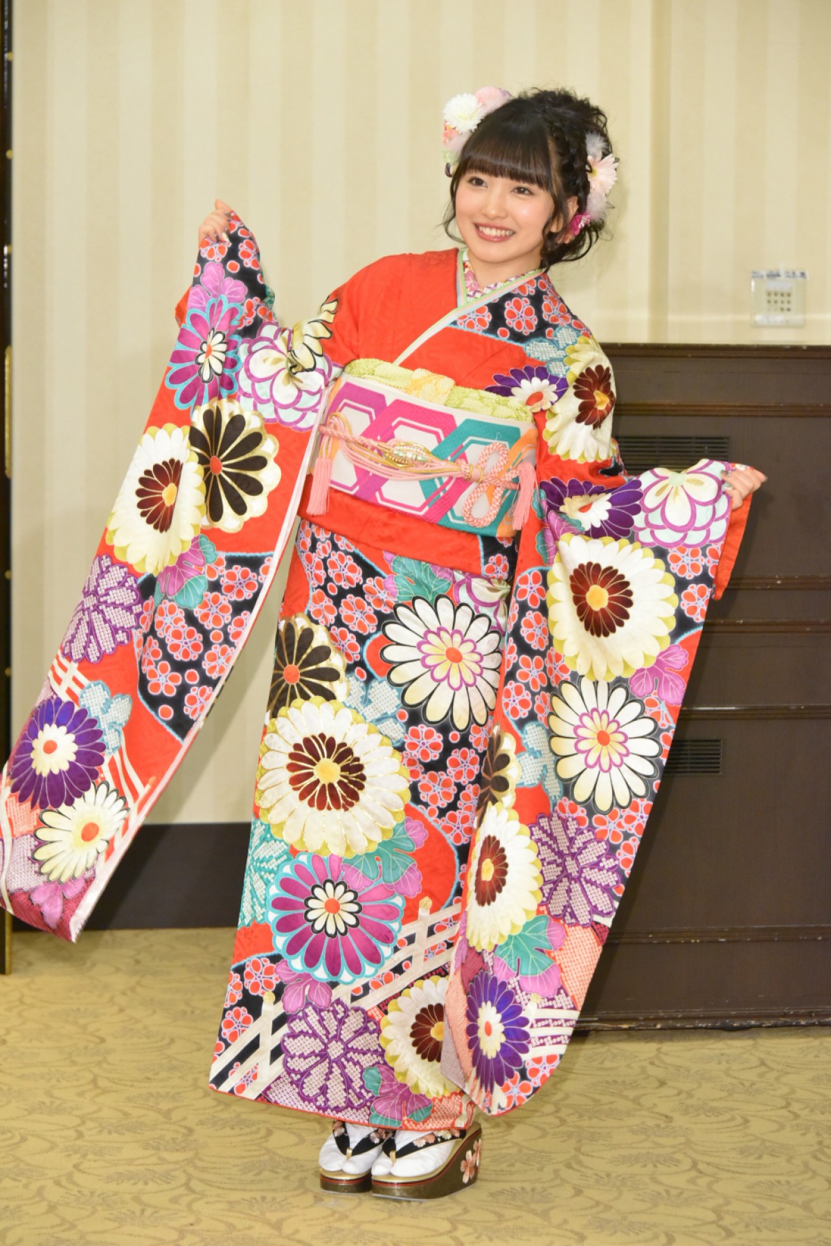 ＜AKB48成人式＞向井地美音「東京ドーム立ちたい」 高橋朱里は総監督の酒グセ暴露