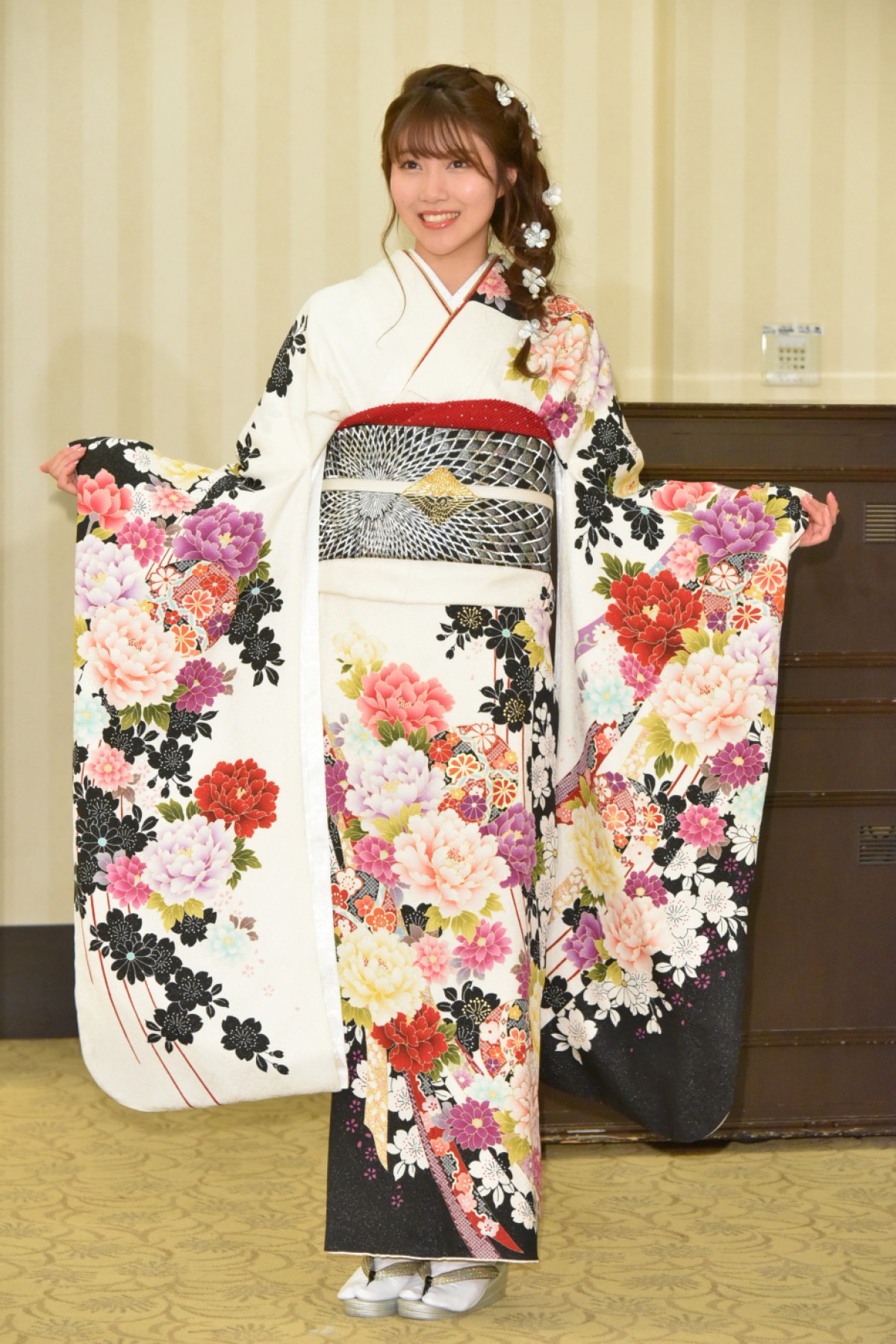 ＜AKB48成人式＞向井地美音「東京ドーム立ちたい」 高橋朱里は総監督の酒グセ暴露
