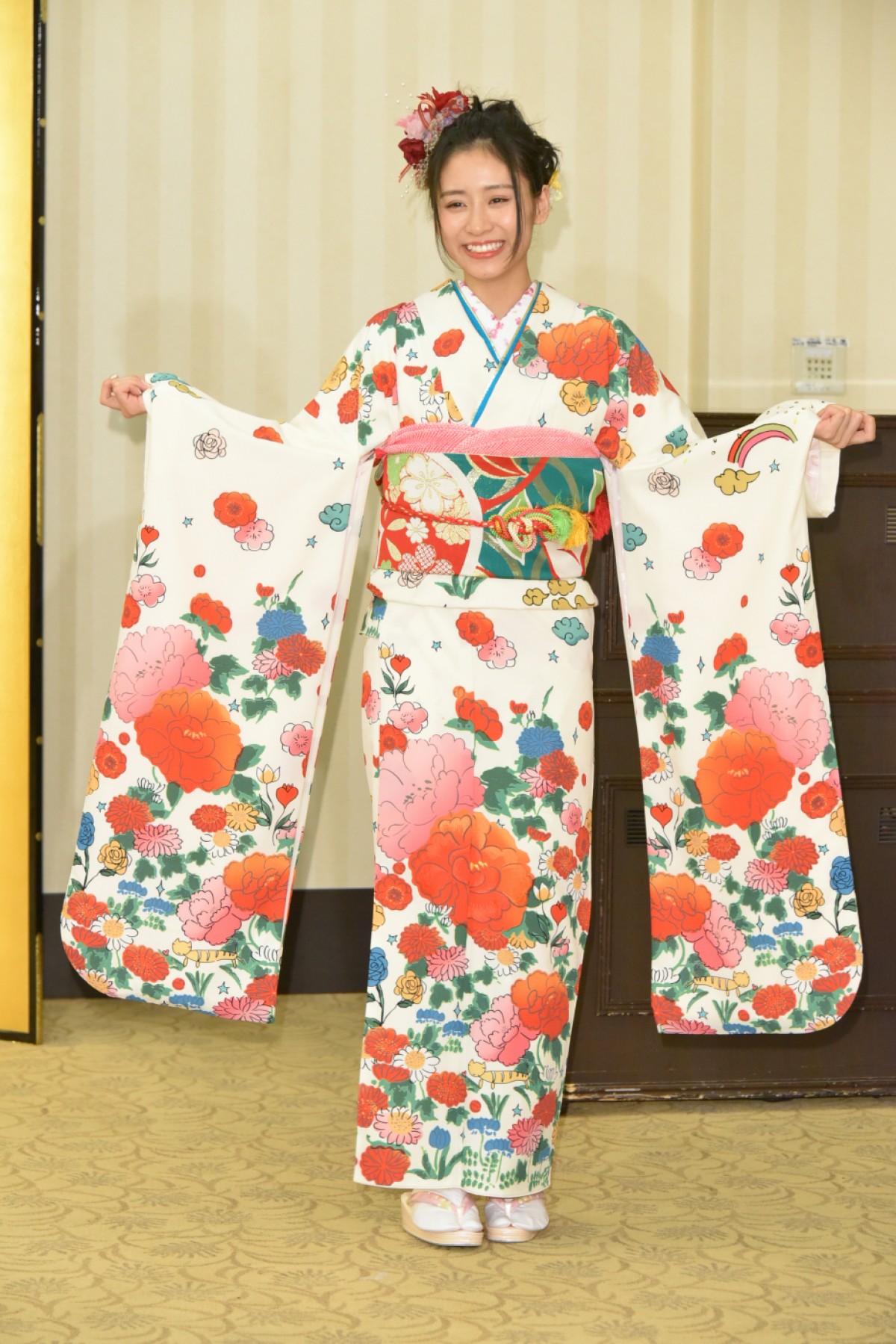 ＜AKB48成人式＞向井地美音「東京ドーム立ちたい」 高橋朱里は総監督の酒グセ暴露