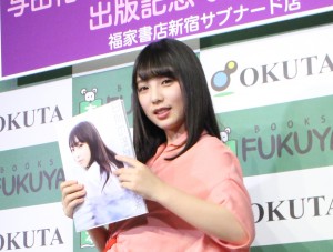 与田祐希、写真集『日向の温度』出版記念お渡し会に登壇