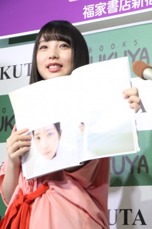 与田祐希、写真集『日向の温度』出版記念お渡し会に登壇