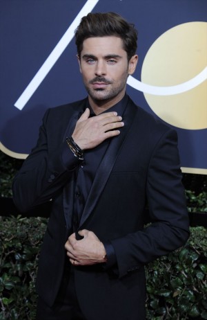 ザック・エフロン、「第75回ゴールデン・グローブ賞」レッドカーペットに登場