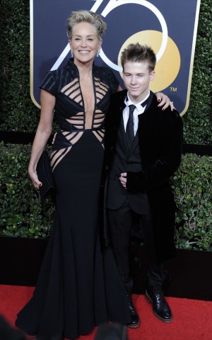 シャロン・ストーン、息子と「第75回ゴールデン・グローブ賞」レッドカーペットに登場