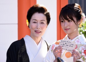 高畑淳子、深田恭子。『隣の家族は青く見える』ヒット祈願＆撮影安全祈願にて