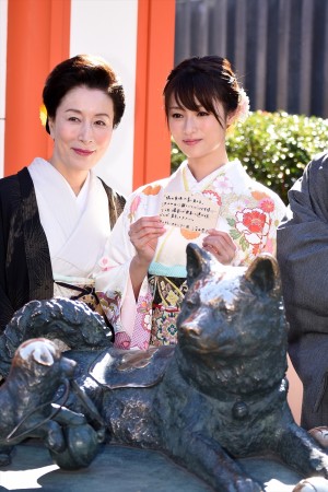 高畑淳子、深田恭子。『隣の家族は青く見える』ヒット祈願＆撮影安全祈願にて