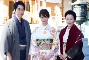 （左から）松山ケンイチ、深田恭子、高畑淳子。『隣の家族は青く見える』ヒット祈願＆撮影安全祈願にて