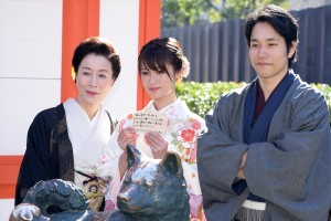 （左から）高畑淳子、深田恭子、松山ケンイチ。『隣の家族は青く見える』ヒット祈願＆撮影安全祈願にて