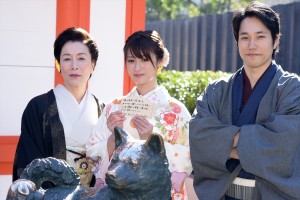 （左から）高畑淳子、松山ケンイチ、深田恭子。『隣の家族は青く見える』ヒット祈願＆撮影安全祈願にて