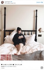 小嶋陽菜、ベッドの上で美しすぎる生足披露に「セクシー！」の声　※「小嶋陽菜」インスタグラム