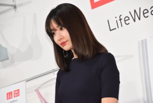 「ユニクロ ワイヤレスブラ2018年春夏コレクション」発表会に登場した小嶋陽菜