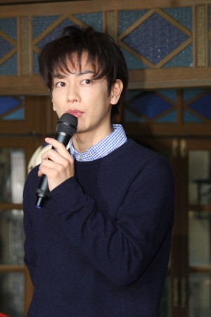 佐藤健、連続テレビ小説『半分、青い。』スタジオ取材会に登場