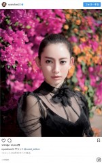 小嶋陽菜、キリッと凛々しい“クールビューティ”な表情を披露