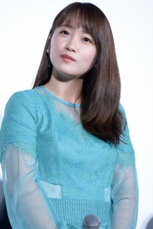 川栄李奈、『嘘を愛する女』公開初日舞台挨拶に登壇