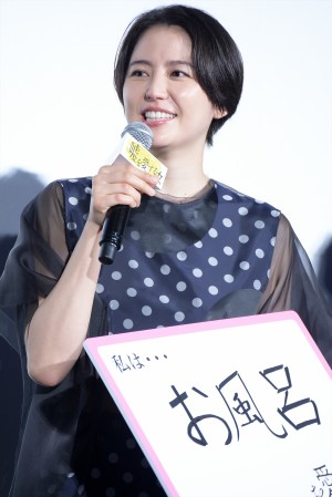 長澤まさみ、『嘘を愛する女』公開初日舞台挨拶に登壇