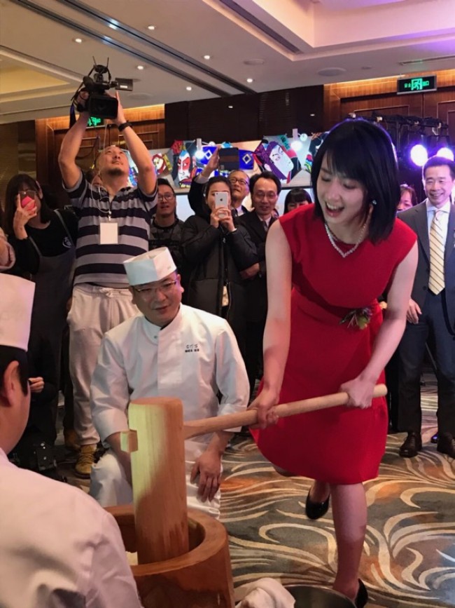 20180124桜庭ななみ、外務省・在中国日本国大使館事業オープニングセレモニー　　スウィートパワー提供写真