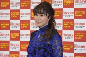 浅野ゆう子、「第29回 日本ジュエリーベストドレッサー賞」授賞式に登壇