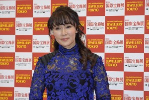 浅野ゆう子、「第29回 日本ジュエリーベストドレッサー賞」授賞式に登壇