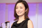 上戸彩、「第29回 日本ジュエリーベストドレッサー賞」授賞式に登壇