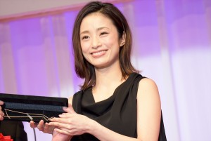 上戸彩、「第29回 日本ジュエリーベストドレッサー賞」授賞式に登壇