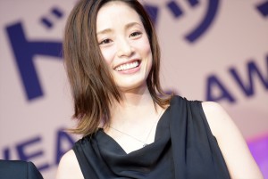 上戸彩、「第29回 日本ジュエリーベストドレッサー賞」授賞式に登壇