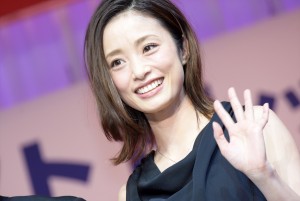 上戸彩、「第29回 日本ジュエリーベストドレッサー賞」授賞式に登壇